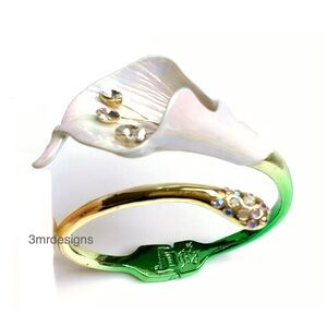 NWT Betsey Johnson 💋CALLA LILY Gold & Green Tone Glass Crystals Hinge Bangle